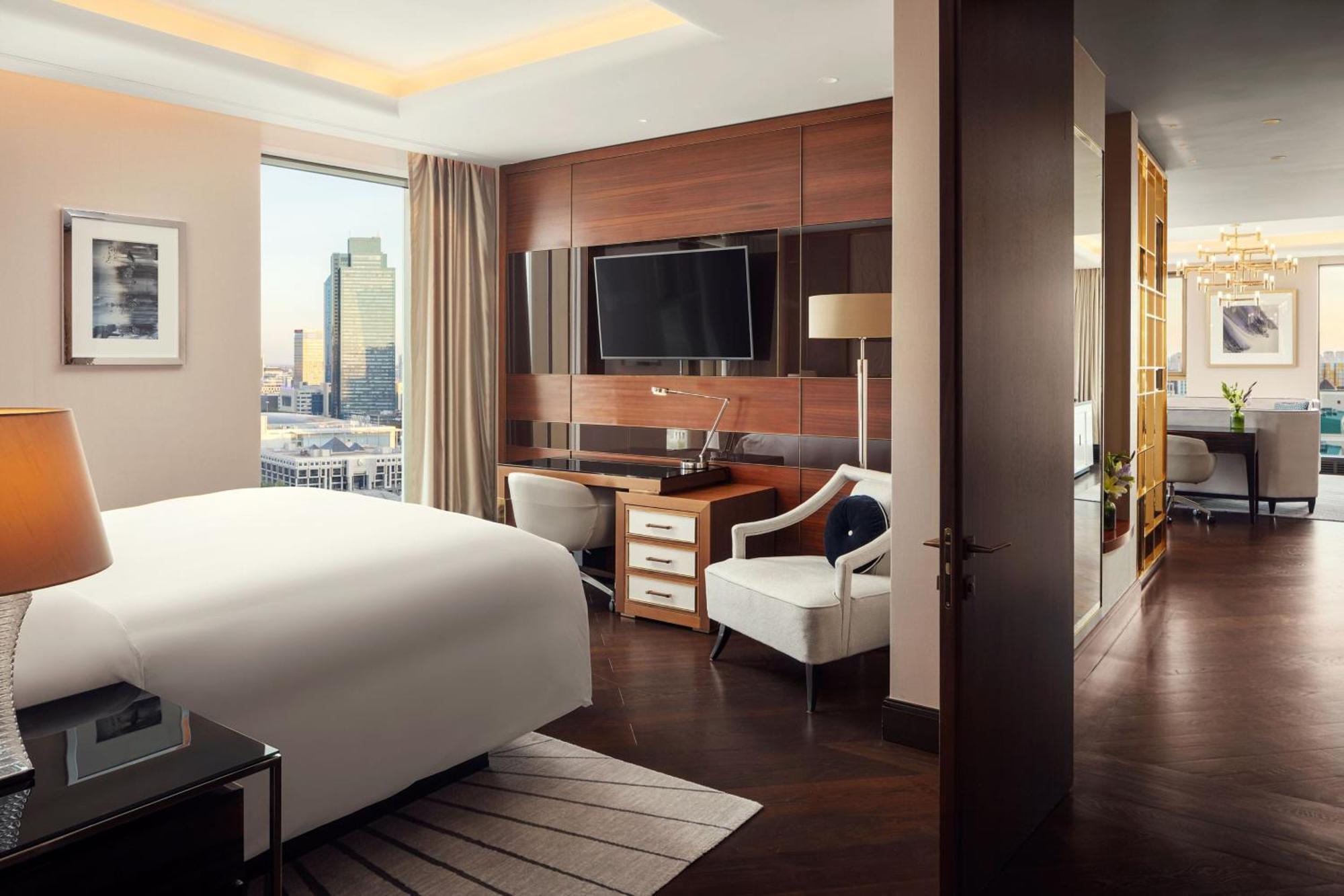 The Ritz-carlton, Отель